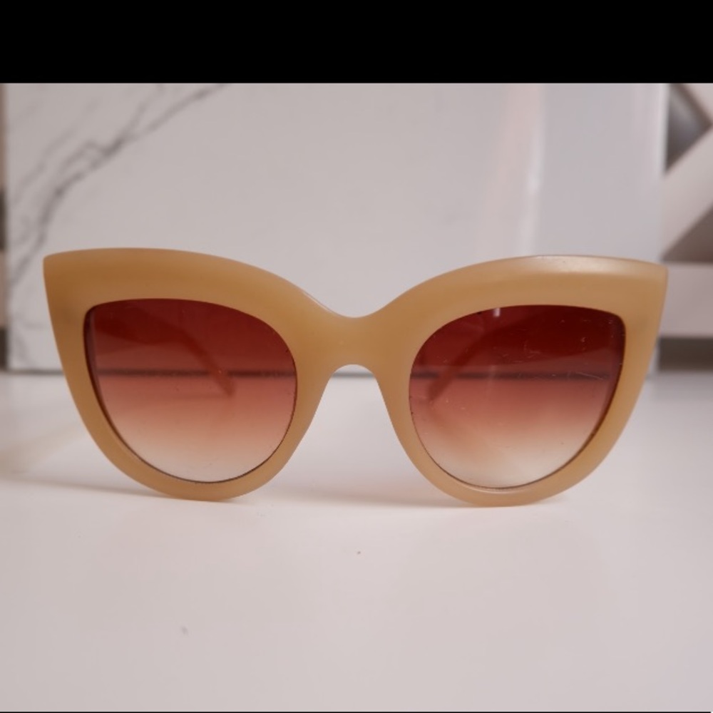 CAT EYE SUBGLASSES
